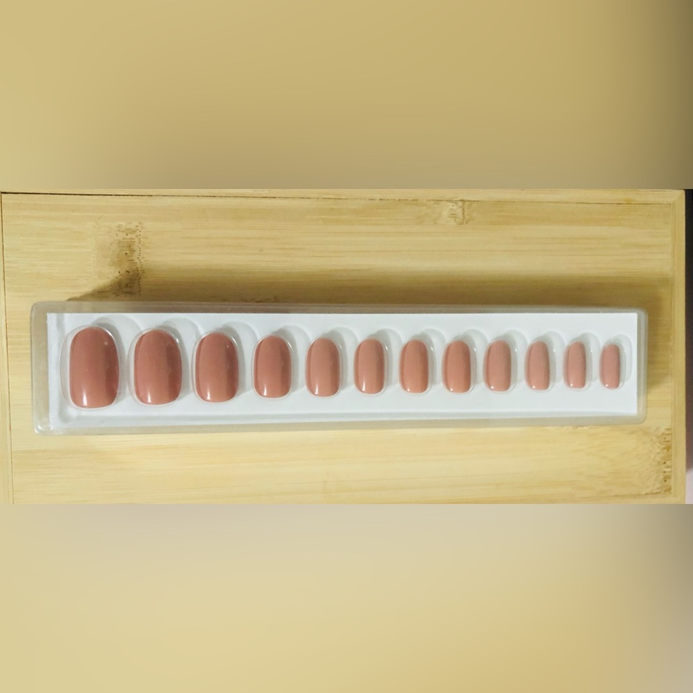 Static Nails “U make me blush” in round